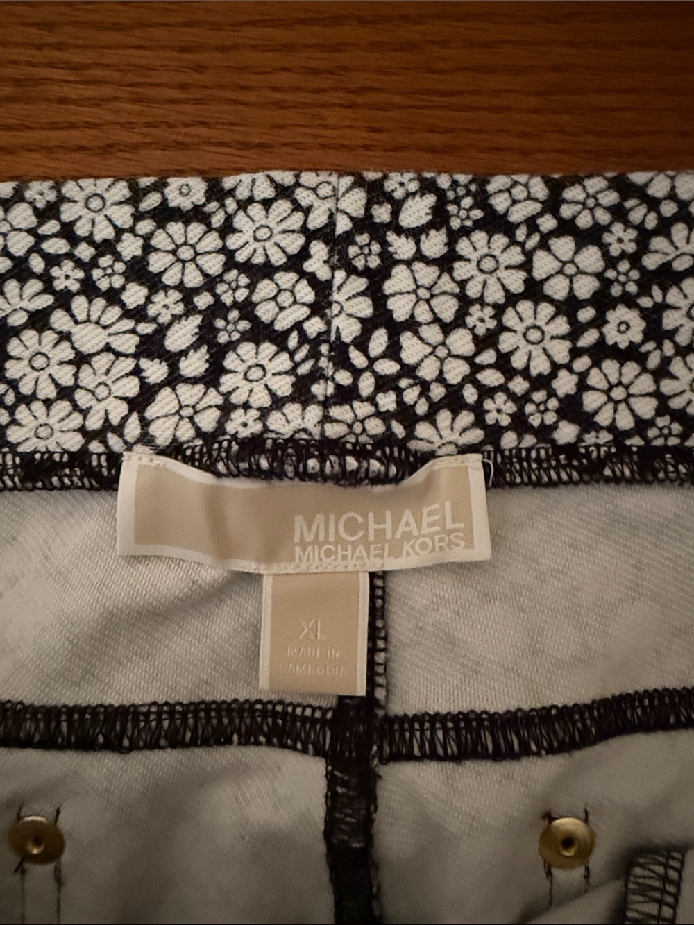 Michael Kors Black & White Floral Cropped Pants - Picture 3 of 6